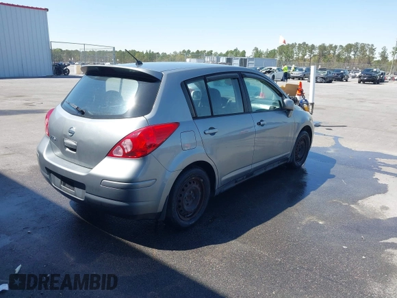 2008 Nissan Versa S z VIN 3N1BC13E88L387251, wystawiony jako IAAI lot #41851577 z przebiegiem 275 098 mil mil oraz . Historia ofert i sprzedaży dostępna na DreamBid. Obrazek 4.