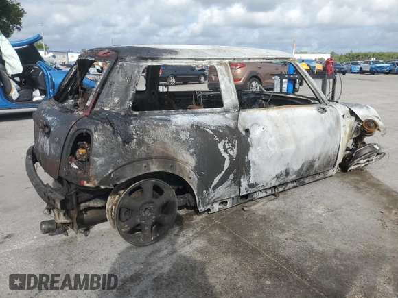 2008 MINI Hardtop with VIN WMWMF33538TU68160, listed as a Copart auction lot 61145425 with Not provided miles and Non repairable. Bid and sale history available at DreamBid. Image 3.