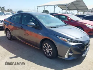 2021 Toyota Prius LE z VIN JTDKAMFP3M3167586, wystawiony jako IAAI lot #39672661 z przebiegiem 42 050 mil mil oraz . Historia ofert i sprzedaży dostępna na DreamBid. Obrazek 1.