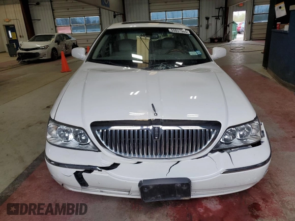 2007 Lincoln Town Car Signature Limited z VIN 1LNHM82WX7Y628758, wystawiony jako Copart lot #55057565 z przebiegiem 101 057 mil mil oraz Szkoda całkowita • Salvage title. Historia ofert i sprzedaży dostępna na DreamBid. Obrazek 5.