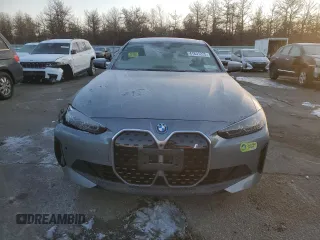 2024 BMW i4 xDrive40 z VIN WBY83FB05RFS82087, wystawiony jako Copart lot #41831225 z przebiegiem 1 396 mil mil oraz Szkoda całkowita • Salvage title. Historia ofert i sprzedaży dostępna na DreamBid. Obrazek 5.