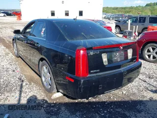 2008 Cadillac STS RWD z VIN 1G6DW67V780113057, wystawiony jako IAAI lot #41997608 z przebiegiem 159 968 mil mil oraz . Historia ofert i sprzedaży dostępna na DreamBid. Obrazek 3.