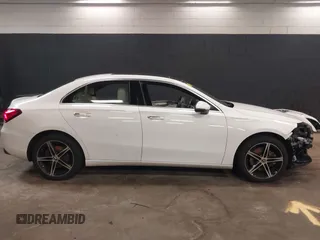2021 Mercedes-Benz A 220 z VIN W1K3G4FB4MJ305001, wystawiony jako IAAI lot #41755631 z przebiegiem 74 322 mil mil oraz . Historia ofert i sprzedaży dostępna na DreamBid. Obrazek 14.