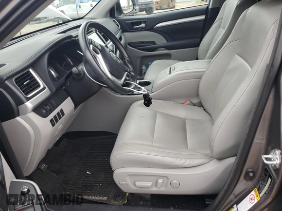2018 Toyota Highlander SE z VIN 5TDJZRFH8JS523194, wystawiony jako Copart lot #57434645 z przebiegiem 57 965 mil mil oraz Szkoda całkowita • Salvage title. Historia ofert i sprzedaży dostępna na DreamBid. Obrazek 7.