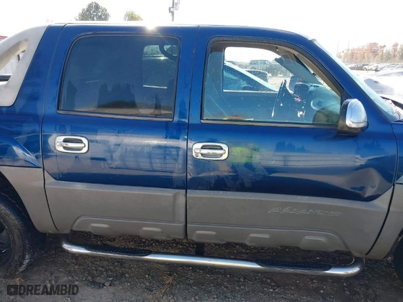 2002 Chevrolet Avalanche with VIN 3GNEC13T92G231185, listed as a IAAI auction lot 41132899 with 266,794 mi miles. Bid and sale history available at carsss.com. Image 13.