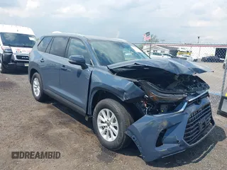 2025 Toyota Highlander XLE z VIN 5TDAAAB55SS075955, wystawiony jako IAAI lot #42218314 z przebiegiem 4 622 mil mil oraz . Historia ofert i sprzedaży dostępna na DreamBid. Obrazek 1.