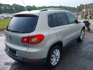 2011 Volkswagen Tiguan SEL z VIN WVGBV7AX9BW529778, wystawiony jako IAAI lot #42116103 z przebiegiem 115 653 mil mil oraz . Historia ofert i sprzedaży dostępna na DreamBid. Obrazek 4.