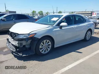 2024 Toyota Camry LE z VIN 4T1C11AK3RU214854, wystawiony jako IAAI lot #42143146 z przebiegiem 50 344 mil mil oraz . Historia ofert i sprzedaży dostępna na DreamBid. Obrazek 18.