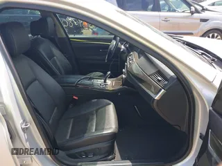 2013 BMW 5 Series 528i xDrive z VIN WBAXH5C50DD107881, wystawiony jako IAAI lot #42279780 z przebiegiem 205 890 mil mil oraz . Historia ofert i sprzedaży dostępna na DreamBid. Obrazek 5.