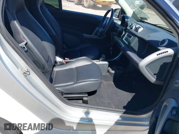 2015 Smart fortwo Passion with VIN WMEEJ3BAXFK810065, listed as a IAAI auction lot 42212154 with 20,553 mi miles and . Bid and sale history available at DreamBid. Image 5.