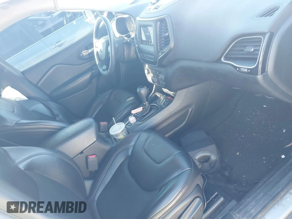 2019 Jeep Cherokee Latitude Plus z VIN 1C4PJLLB0KD448373, wystawiony jako IAAI lot #41589622 z przebiegiem 75 835 mil mil oraz . Historia ofert i sprzedaży dostępna na DreamBid. Obrazek 5.