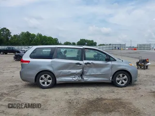 2014 Toyota Sienna L z VIN 5TDZK3DC5ES524062, wystawiony jako IAAI lot #42601245 z przebiegiem 130 892 mil mil oraz . Historia ofert i sprzedaży dostępna na DreamBid. Obrazek 13.