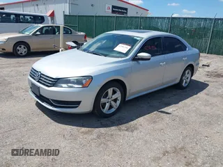 2013 Volkswagen Passat SE z VIN 1VWBN7A3XDC072918, wystawiony jako IAAI lot #42381396 z przebiegiem 180 103 mil mil oraz . Historia ofert i sprzedaży dostępna na DreamBid. Obrazek 2.