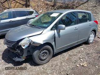 2009 Nissan Versa S z VIN 3N1BC13E19L455441, wystawiony jako IAAI lot #42148367 z przebiegiem 106 182 mil mil oraz . Historia ofert i sprzedaży dostępna na DreamBid. Obrazek 2.