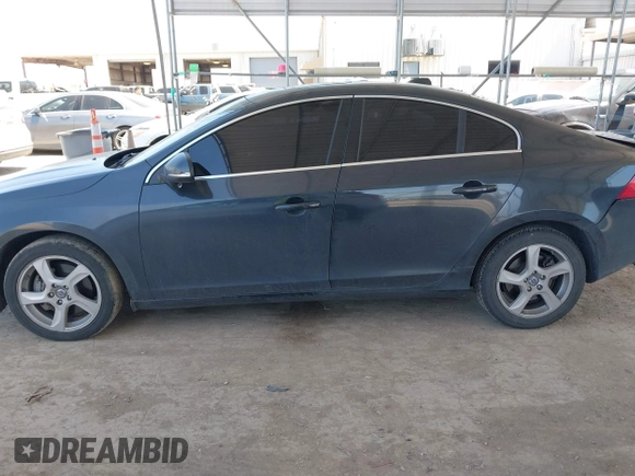 2013 Volvo S60 T5 Premier z VIN YV1612FS4D2217471, wystawiony jako IAAI lot #41986419 z przebiegiem 96 910 mil mil oraz . Historia ofert i sprzedaży dostępna na DreamBid. Obrazek 14.