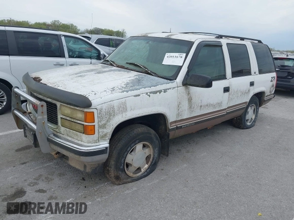 1997 GMC Yukon with VIN 1GKEK13R2VJ739795, listed as a IAAI auction lot 42011678 with 185,306 mi miles. Bid and sale history available at carsss.com. Image 2.