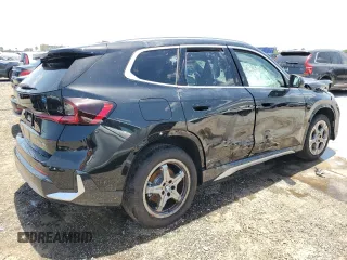 2025 BMW X1 xDrive28i z VIN WBX73EF04S5229221, wystawiony jako Copart lot #56726815 z przebiegiem 1617 mil mil oraz Nie do naprawy. Historia ofert i sprzedaży dostępna na DreamBid. Obrazek 3.