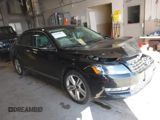 2013 Volkswagen Passat SEL Premium z VIN 1VWCN7A35DC038034, wystawiony jako IAAI lot #41870303 z przebiegiem 131 572 mil mil oraz . Historia ofert i sprzedaży dostępna na DreamBid. Obrazek 1.