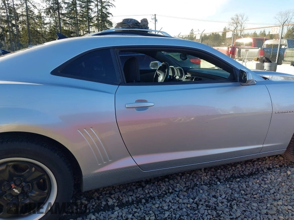2011 Chevrolet Camaro 2LS z VIN 2G1FA1ED4B9117977, wystawiony jako IAAI lot #41570141 z przebiegiem 159 269 mil mil oraz . Historia ofert i sprzedaży dostępna na DreamBid. Obrazek 13.