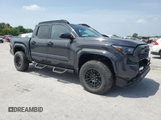 2024 Toyota Tacoma SR5 z VIN 3TMLB5JN6RM058039, wystawiony jako Copart lot #57168865 z przebiegiem 1 859 mil mil oraz Czysty tytuł • Clean title. Historia ofert i sprzedaży dostępna na DreamBid. Obrazek 4.