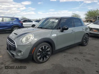 2015 MINI Hardtop 4 Door S z VIN WMWXU3C52F2B59028, wystawiony jako Copart lot #54816935 z przebiegiem 109 066 mil mil oraz Szkody całkowita. Historia ofert i sprzedaży dostępna na DreamBid. Obrazek 1.