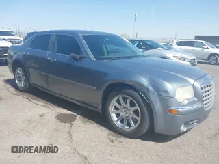 2006 Chrysler 300 C z VIN 2C3LA63HX6H341879, wystawiony jako IAAI lot #42381979 z przebiegiem 189 015 mil mil oraz . Historia ofert i sprzedaży dostępna na DreamBid. Obrazek 1.