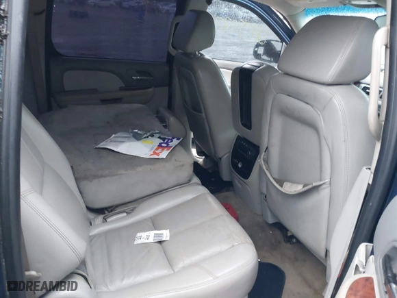2007 Chevrolet Suburban LTZ with VIN 3GNFC16087G164902, listed as a IAAI auction lot 40918783 with 999,999 mi miles. Bid and sale history available at carsss.com. Image 8.