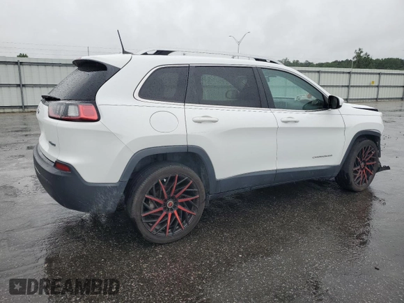 2019 Jeep Cherokee Latitude z VIN 1C4PJLCBXKD332002, wystawiony jako Copart lot #56652185 z przebiegiem 113 690 mil mil oraz Szkoda całkowita • Salvage title. Historia ofert i sprzedaży dostępna na DreamBid. Obrazek 3.