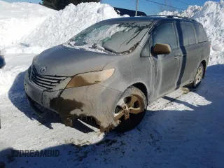 2014 Toyota Sienna LE AAS z VIN 5TDKK3DC0ES483728, wystawiony jako Copart lot #46248245 z przebiegiem 152 341 mil mil oraz Szkoda całkowita • Salvage title. Historia ofert i sprzedaży dostępna na DreamBid. Obrazek 1.