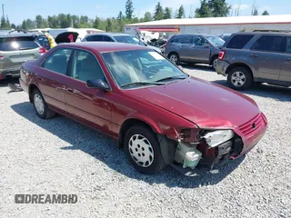 1999 Toyota Camry LE z VIN 4T1BG22K8XU473674, wystawiony jako IAAI lot #42421132 z przebiegiem 194 219 mil mil oraz . Historia ofert i sprzedaży dostępna na DreamBid. Obrazek 1.