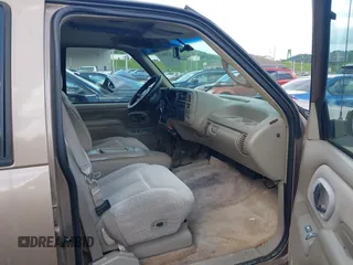 1996 Chevrolet Suburban z VIN 1GNFK16R9TJ326563, wystawiony jako IAAI lot #42300678 z przebiegiem 211 224 mil mil oraz . Historia ofert i sprzedaży dostępna na DreamBid. Obrazek 5.