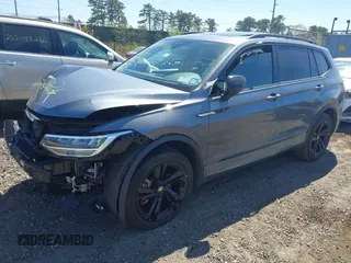 2023 Volkswagen Tiguan SE R-Line Black z VIN 3VV8B7AX7PM102793, wystawiony jako IAAI lot #42154788 z przebiegiem 15 061 mil mil oraz . Historia ofert i sprzedaży dostępna na DreamBid. Obrazek 2.