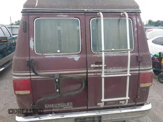 1989 Chevrolet Chevy Van z VIN 1GBEG25K5K7184695, wystawiony jako IAAI lot #42432728 z przebiegiem 945 928 mil mil oraz . Historia ofert i sprzedaży dostępna na DreamBid. Obrazek 6.
