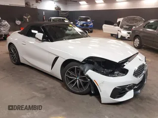 2021 BMW Z4 sDrive30i z VIN WBAHF3C0XMWX30402, wystawiony jako IAAI lot #42286343 z przebiegiem 17 040 mil mil oraz . Historia ofert i sprzedaży dostępna na DreamBid. Obrazek 1.