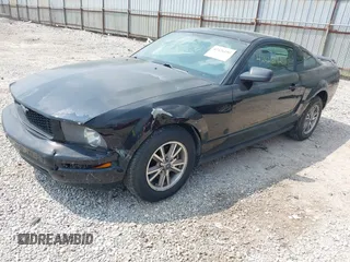 2005 Ford Mustang Deluxe z VIN 1ZVFT80N355240212, wystawiony jako IAAI lot #42426192 z przebiegiem 68 742 mil mil oraz . Historia ofert i sprzedaży dostępna na DreamBid. Obrazek 2.