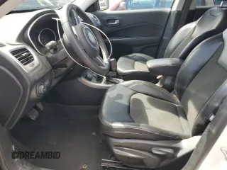 2021 Jeep Compass Latitude z VIN 3C4NJDBB5MT560792, wystawiony jako Copart lot #56300155 z przebiegiem 89 783 mil mil oraz Szkoda całkowita • Salvage title. Historia ofert i sprzedaży dostępna na DreamBid. Obrazek 7.