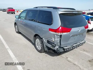 2014 Toyota Sienna XLE z VIN 5TDYK3DC0ES451307, wystawiony jako IAAI lot #42093569 z przebiegiem 105 721 mil mil oraz . Historia ofert i sprzedaży dostępna na DreamBid. Obrazek 3.