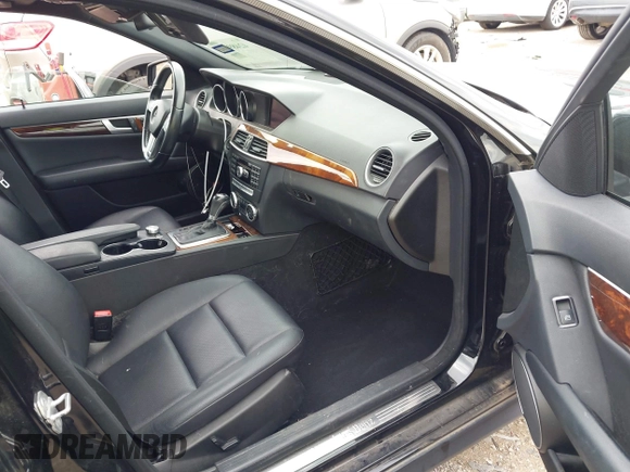 2012 Mercedes-Benz C 300 Sport z VIN WDDGF8BB9CR208314, wystawiony jako IAAI lot #42489087 z przebiegiem 117 601 mil mil oraz . Historia ofert i sprzedaży dostępna na DreamBid. Obrazek 5.