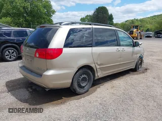 2010 Toyota Sienna CE z VIN 5TDKK4CC5AS327993, wystawiony jako IAAI lot #42227799 z przebiegiem 152 636 mil mil oraz . Historia ofert i sprzedaży dostępna na DreamBid. Obrazek 4.