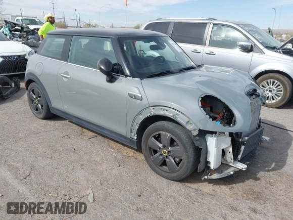 2022 MINI Hardtop Cooper SE z VIN WMW13DJ01N2P85767, wystawiony jako IAAI lot #41921346 z przebiegiem 17 446 mil mil oraz . Historia ofert i sprzedaży dostępna na DreamBid. Obrazek 1.