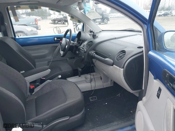 2001 Volkswagen New Beetle GLS with VIN 3VWCB21C11M444401, listed as a IAAI auction lot 41355724 with NaN miles. Bid and sale history available at carsss.com. Image 5.
