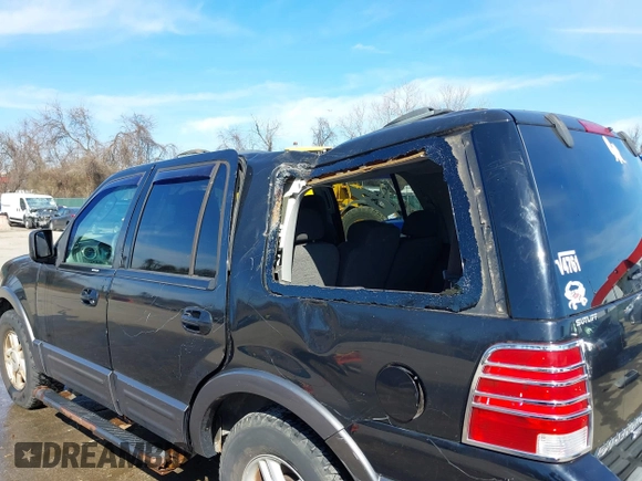 2004 Ford Expedition Special Service with VIN 1FMPU16L44LA17586, listed as a IAAI auction lot 41619534 with 140,299 mi miles. Bid and sale history available at carsss.com. Image 18.