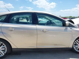 2018 Ford Focus Titanium z VIN 1FADP3N25JL279623, wystawiony jako IAAI lot #42534936 z przebiegiem 74 440 mil mil oraz . Historia ofert i sprzedaży dostępna na DreamBid. Obrazek 14.