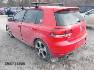 2013 Volkswagen GTI Autobahn z VIN WVWGD7AJ1DW051108, wystawiony jako IAAI lot #41239963 z przebiegiem 146 951 mil mil oraz . Historia ofert i sprzedaży dostępna na DreamBid. Obrazek 3.