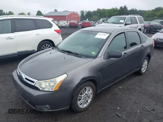 2009 Ford Focus SE z VIN 1FAHP35N59W180533, wystawiony jako IAAI lot #42443367 z przebiegiem 176 065 mil mil oraz . Historia ofert i sprzedaży dostępna na DreamBid. Obrazek 2.