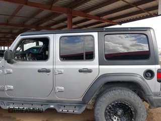 2020 Jeep Wrangler Unlimited Sport S z VIN 1C4HJXDN8LW126929, wystawiony jako IAAI lot #41949281 z przebiegiem 111 085 mil mil oraz . Historia ofert i sprzedaży dostępna na DreamBid. Obrazek 14.