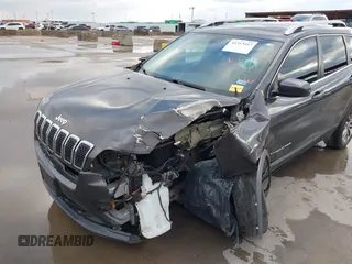 2019 Jeep Cherokee Latitude Plus z VIN 1C4PJLLX1KD241874, wystawiony jako IAAI lot #41313447 z przebiegiem 108 649 mil mil oraz . Historia ofert i sprzedaży dostępna na DreamBid. Obrazek 6.