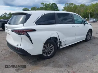 2024 Toyota Sienna LE with VIN 5TDKRKEC3RS193834, listed as a IAAI auction lot 41661835 with 15,617 mi miles. Bid and sale history available at carsss.com. Image 4.