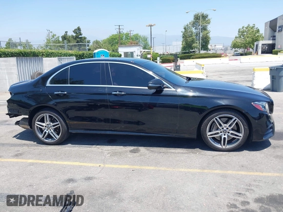 2017 Mercedes-Benz E 300 Luxury z VIN WDDZF4JB6HA116506, wystawiony jako IAAI lot #42316399 z przebiegiem 61 135 mil mil oraz . Historia ofert i sprzedaży dostępna na DreamBid. Obrazek 14.