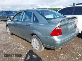 2006 Ford Focus S z VIN 1FAFP34N96W102857, wystawiony jako IAAI lot #42476971 z przebiegiem 125 744 mil mil oraz . Historia ofert i sprzedaży dostępna na DreamBid. Obrazek 3.